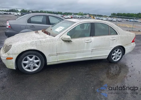 2004 Mercedes-Benz C 240 4Matic z USA, uszkodzony, nr VIN WDBRF81J54F470702